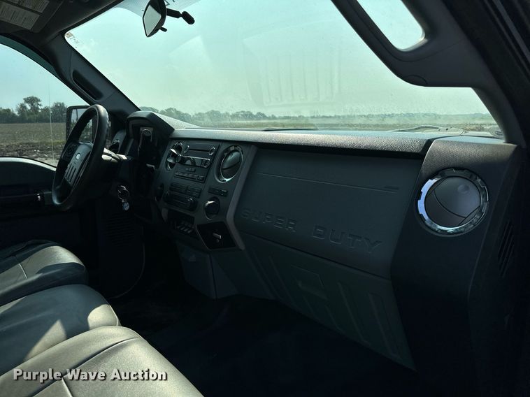 image for item DS6354 2015 Ford F350 Super Duty  SuperCab flatbed pickup truck