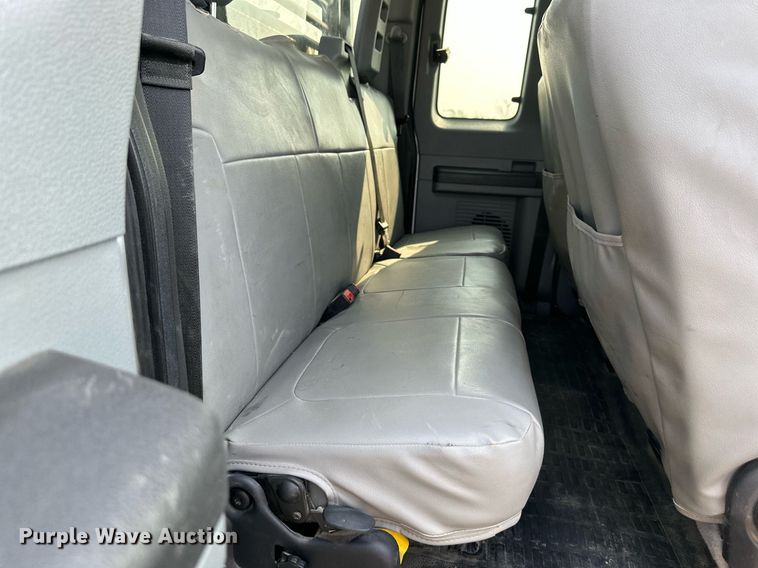 image for item DS6354 2015 Ford F350 Super Duty  SuperCab flatbed pickup truck