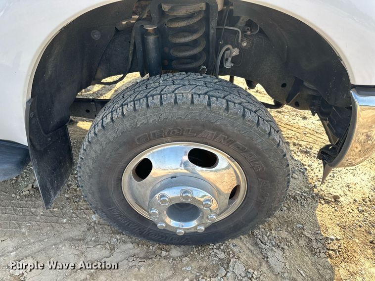 image for item DS6354 2015 Ford F350 Super Duty  SuperCab flatbed pickup truck