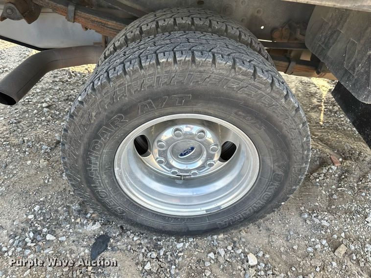 image for item DS6354 2015 Ford F350 Super Duty  SuperCab flatbed pickup truck