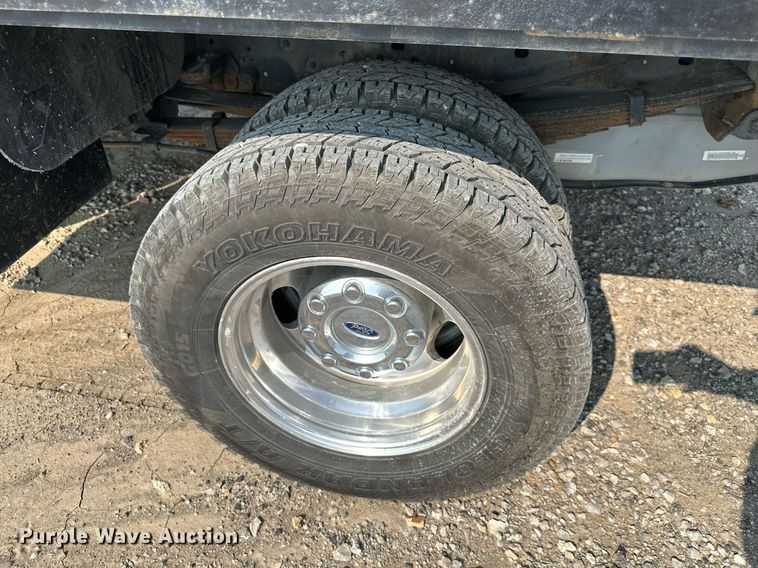 image for item DS6354 2015 Ford F350 Super Duty  SuperCab flatbed pickup truck