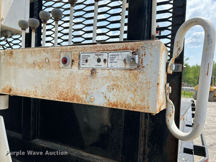 image for item DS6360 2000 Chevrolet T8500  crane truck