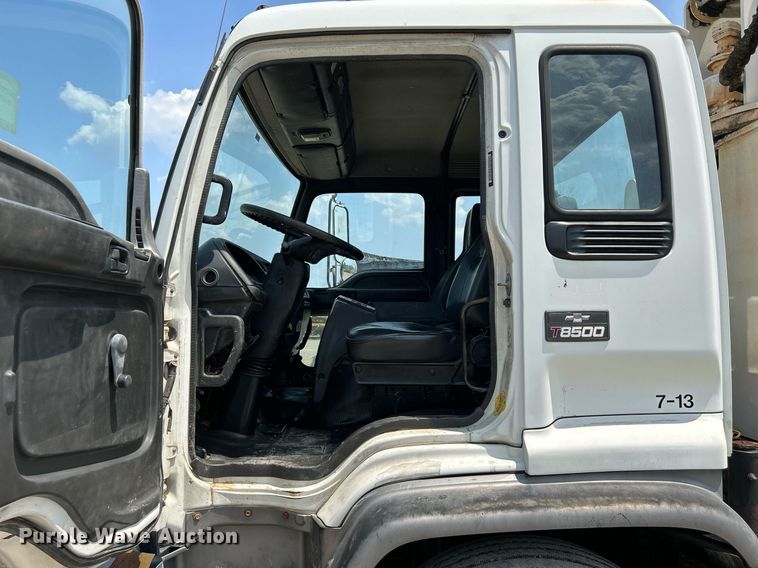 image for item DS6360 2000 Chevrolet T8500  crane truck