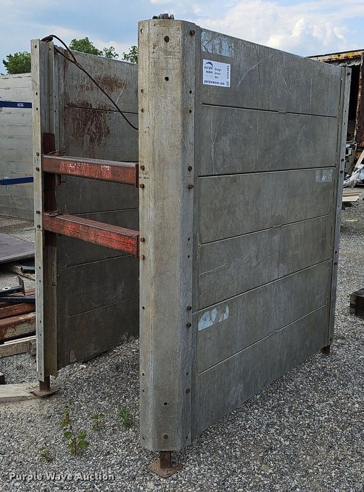 image for item DS6383 Trench box