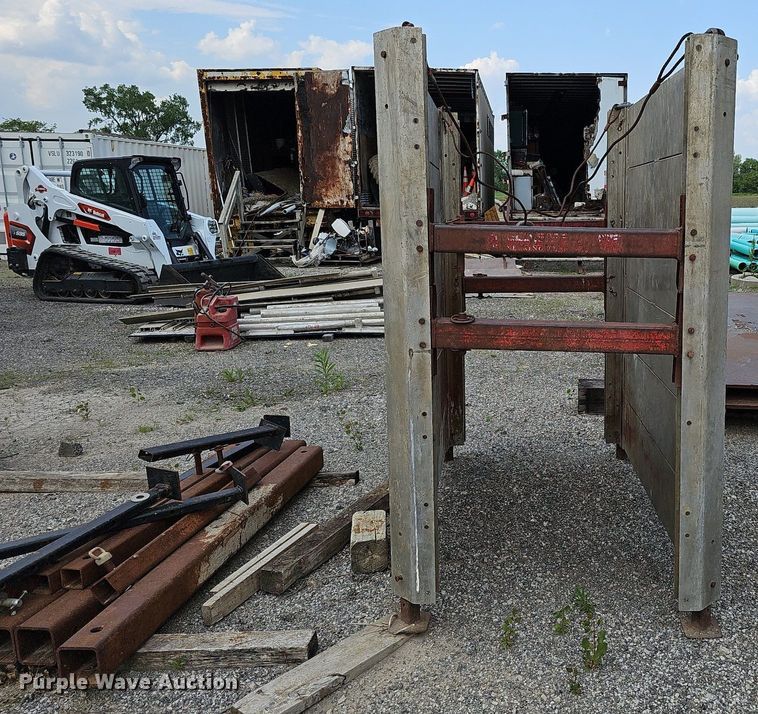 image for item DS6383 Trench box