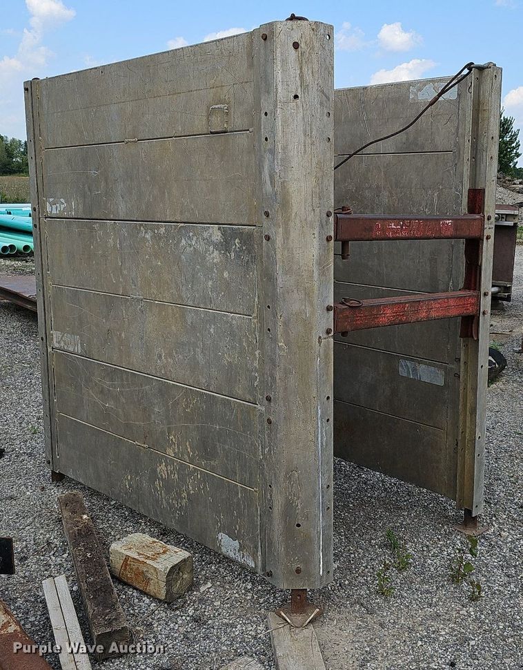 image for item DS6383 Trench box