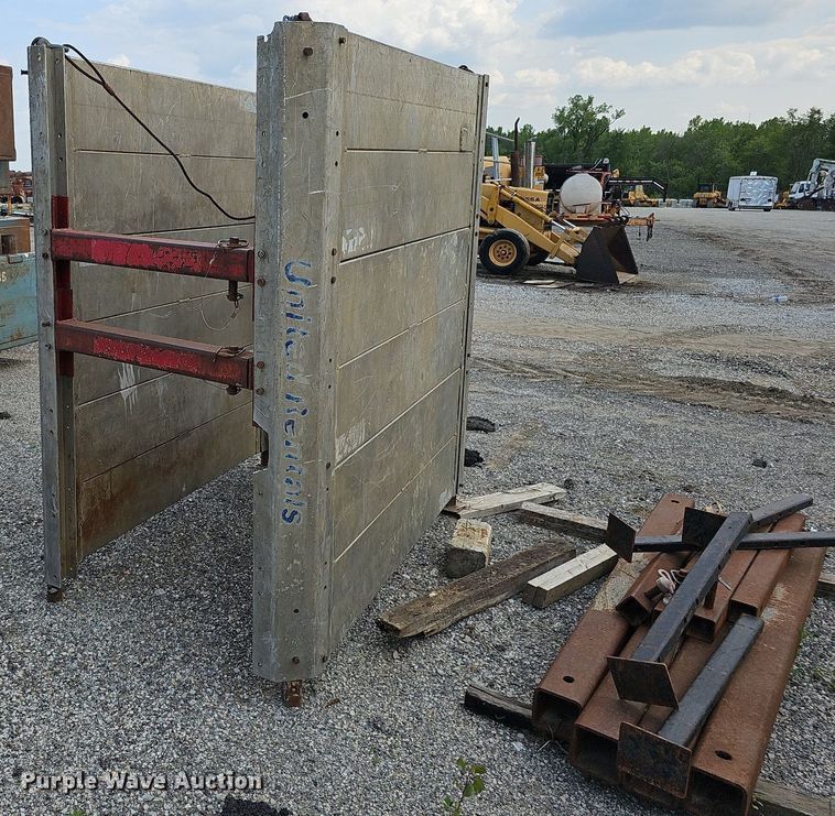 image for item DS6383 Trench box