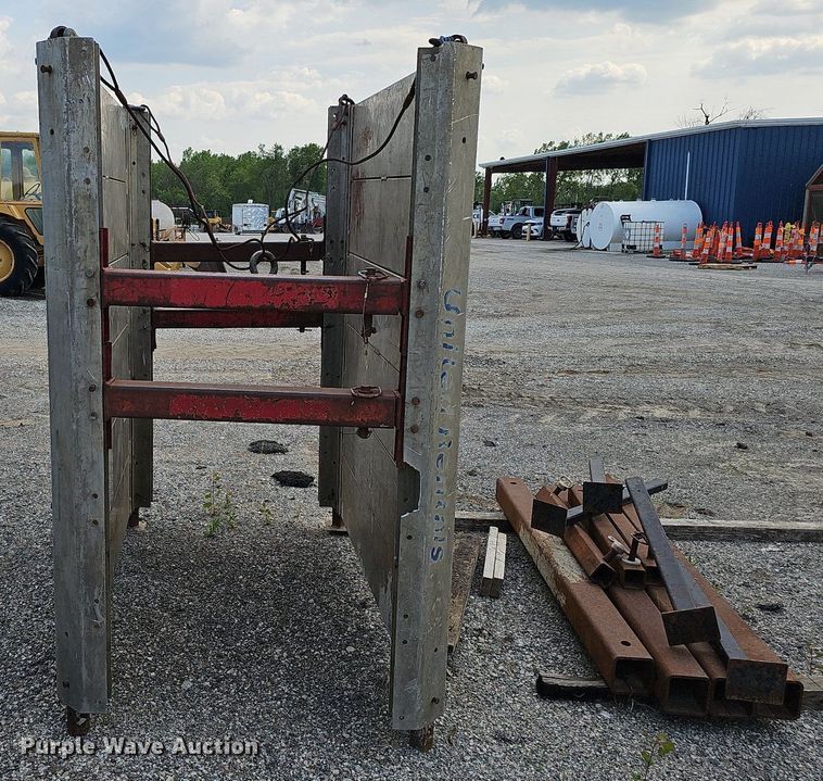 image for item DS6383 Trench box