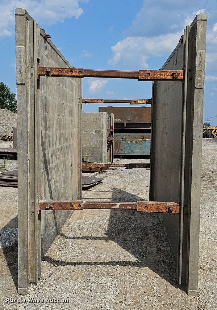 image for item DS6384 Trench box