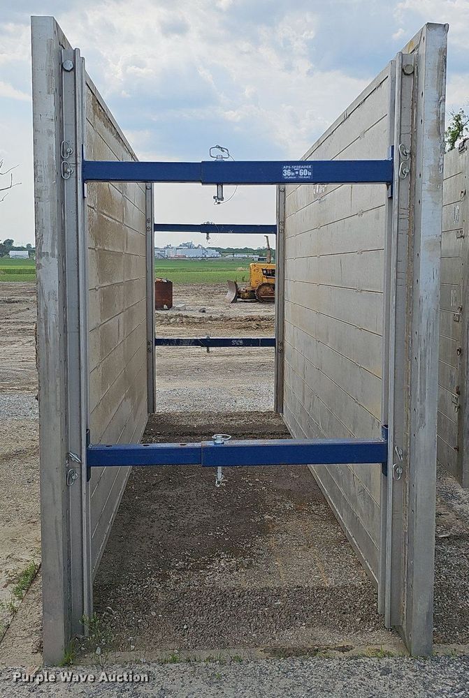 image for item DS6385 Trench box