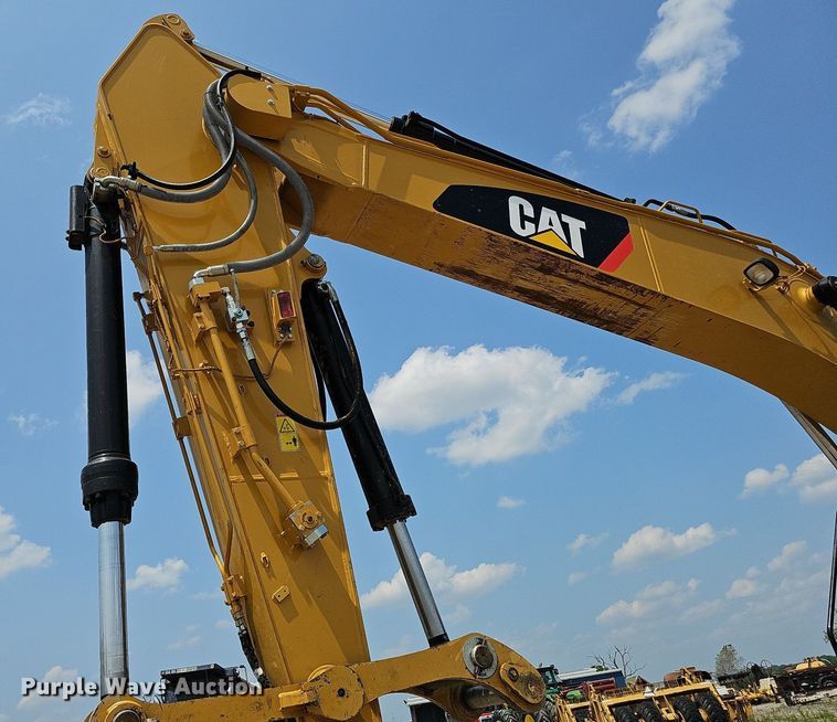image for item DS6393 2017 Caterpillar 323F L  excavator