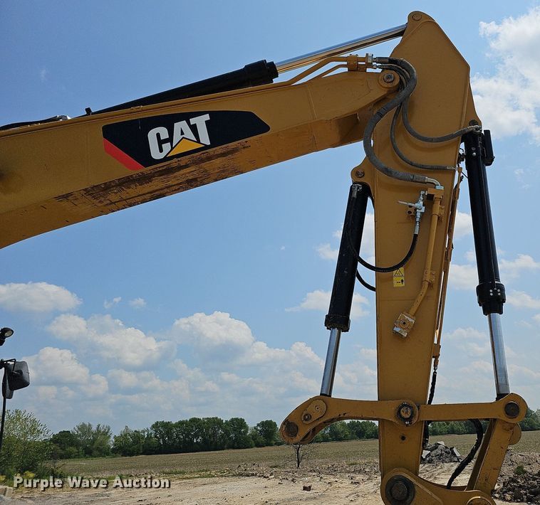 image for item DS6393 2017 Caterpillar 323F L  excavator