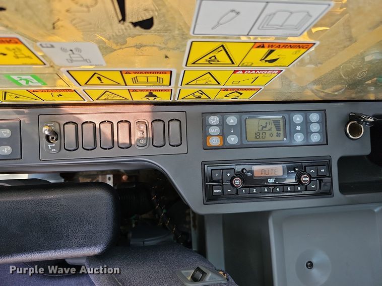 image for item DS6393 2017 Caterpillar 323F L  excavator