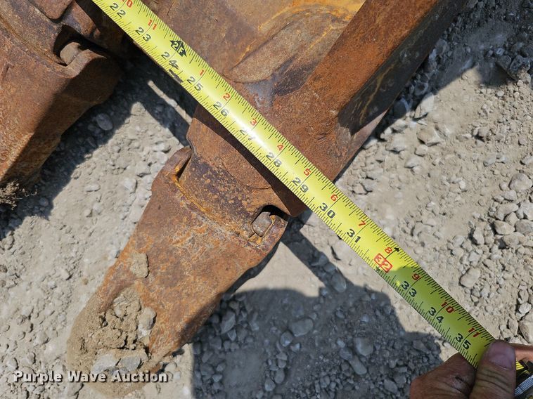 image for item DS6393 2017 Caterpillar 323F L  excavator