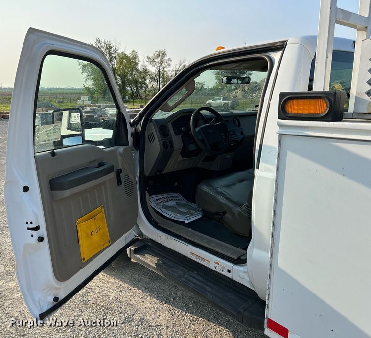 image for item DS6398 2010 Ford F550 Super Duty XL  utility / service truck