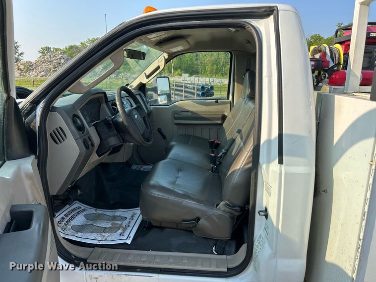 image for item DS6398 2010 Ford F550 Super Duty XL  utility / service truck