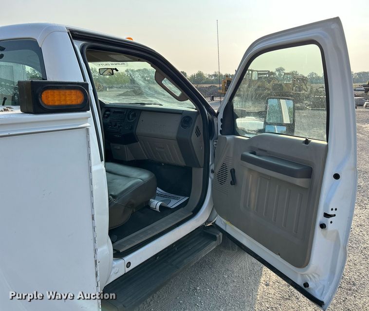 image for item DS6398 2010 Ford F550 Super Duty XL  utility / service truck