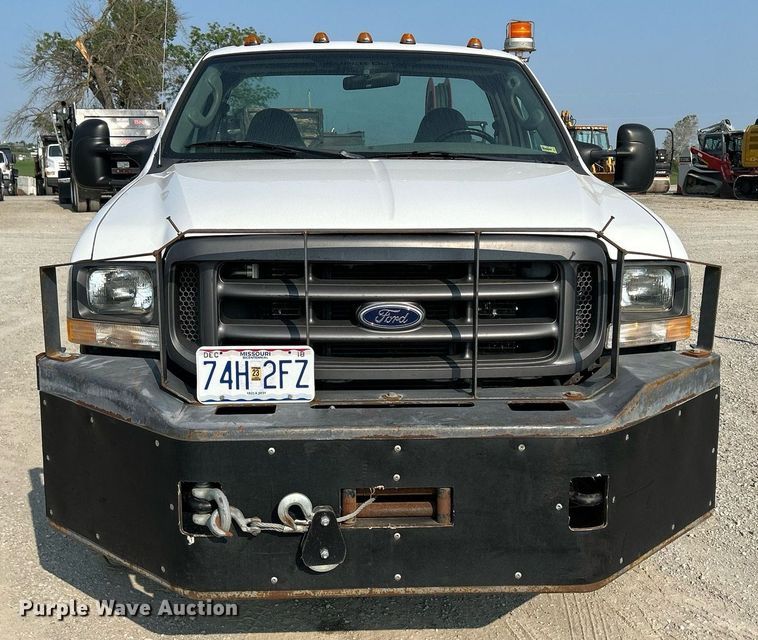 image for item DS6399 2004 Ford F350 Super Duty XL  utility bed pickup truck