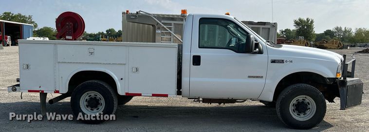 image for item DS6399 2004 Ford F350 Super Duty XL  utility bed pickup truck
