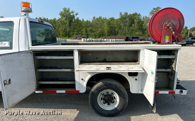 image for item DS6399 2004 Ford F350 Super Duty XL  utility bed pickup truck
