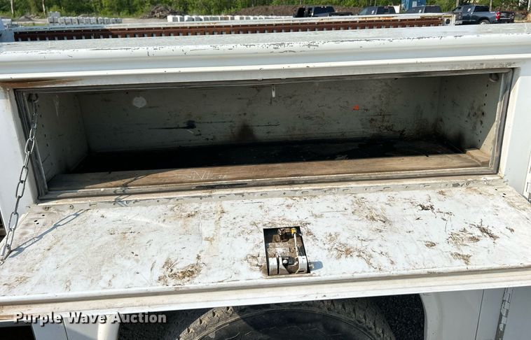 image for item DS6399 2004 Ford F350 Super Duty XL  utility bed pickup truck