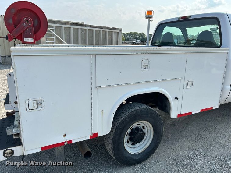 image for item DS6399 2004 Ford F350 Super Duty XL  utility bed pickup truck