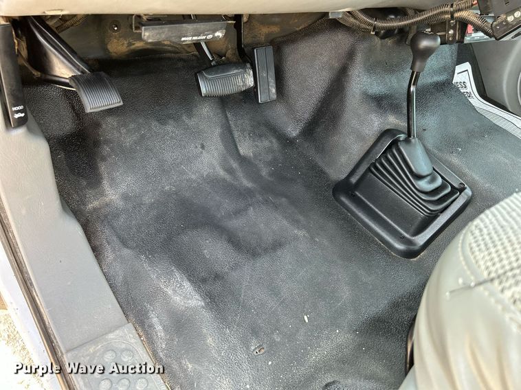 image for item DS6399 2004 Ford F350 Super Duty XL  utility bed pickup truck