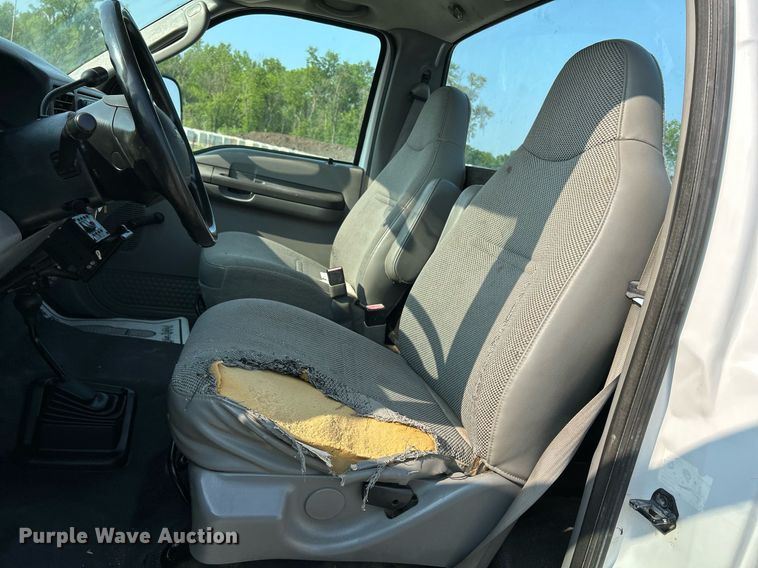 image for item DS6399 2004 Ford F350 Super Duty XL  utility bed pickup truck