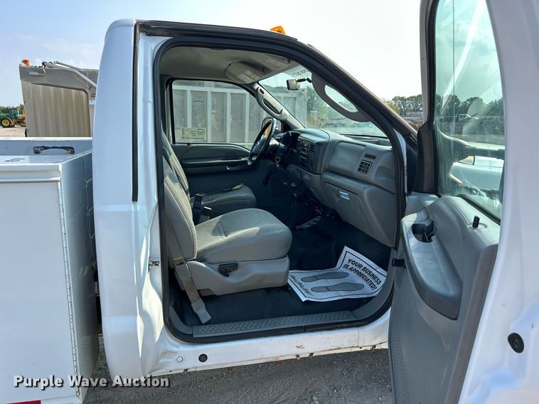 image for item DS6399 2004 Ford F350 Super Duty XL  utility bed pickup truck