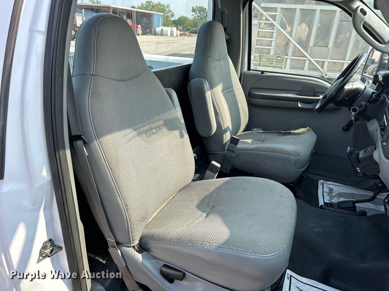 image for item DS6399 2004 Ford F350 Super Duty XL  utility bed pickup truck