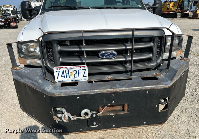 image for item DS6399 2004 Ford F350 Super Duty XL  utility bed pickup truck