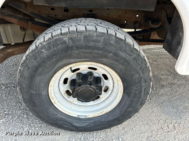 image for item DS6399 2004 Ford F350 Super Duty XL  utility bed pickup truck