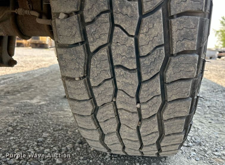 image for item DS6399 2004 Ford F350 Super Duty XL  utility bed pickup truck