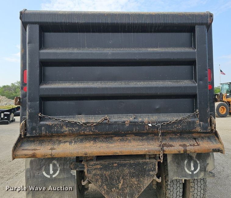 image for item DS6404 2001 Sterling L9500  dump truck