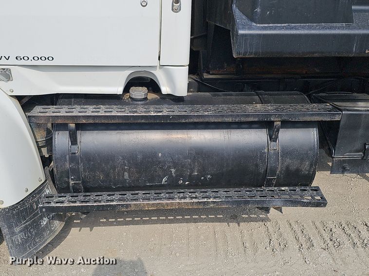 image for item DS6404 2001 Sterling L9500  dump truck