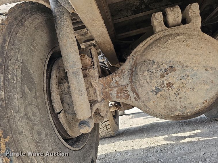 image for item DS6404 2001 Sterling L9500  dump truck