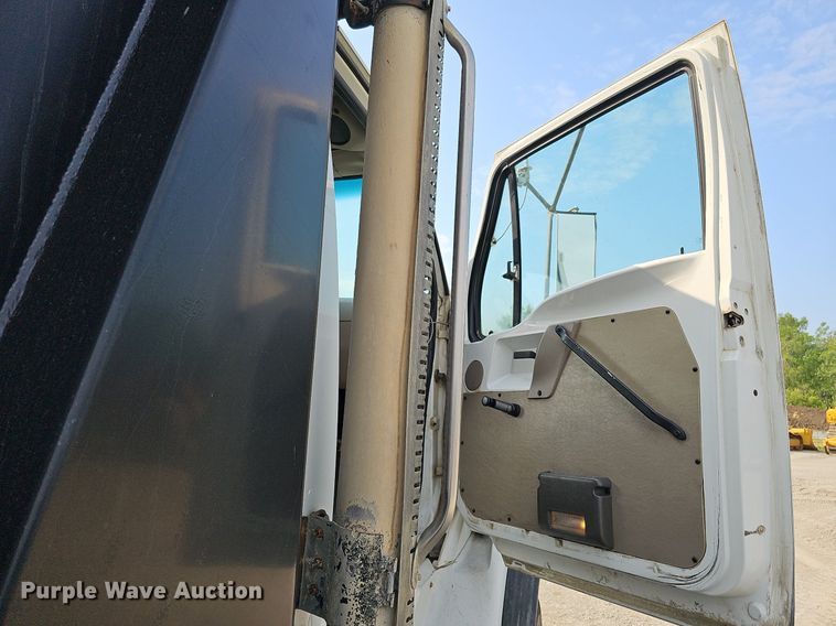 image for item DS6404 2001 Sterling L9500  dump truck