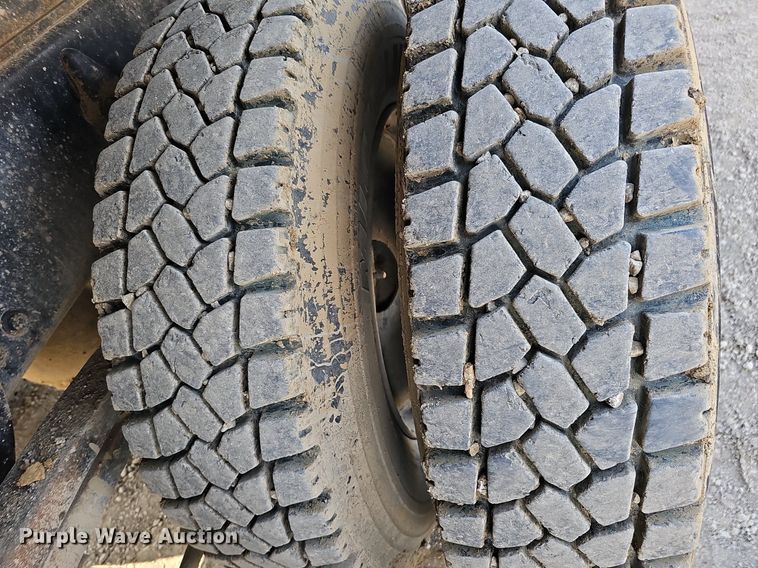 image for item DS6404 2001 Sterling L9500  dump truck