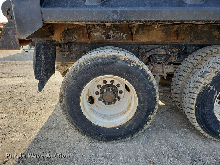 image for item DS6404 2001 Sterling L9500  dump truck