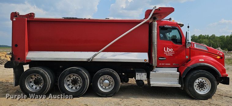 image for item DS6407 2015 Kenworth T880  dump truck