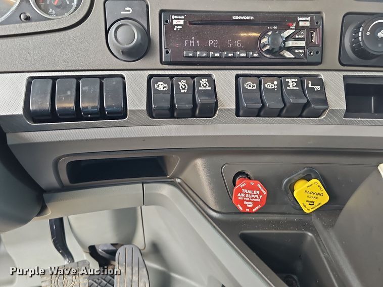 image for item DS6407 2015 Kenworth T880  dump truck