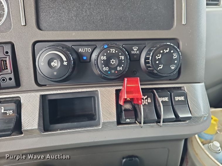 image for item DS6407 2015 Kenworth T880  dump truck