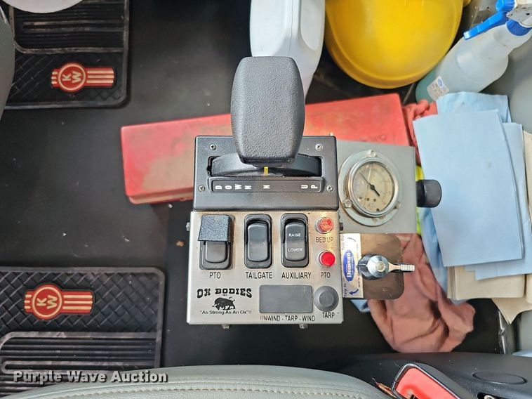 image for item DS6407 2015 Kenworth T880  dump truck