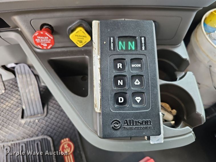 image for item DS6407 2015 Kenworth T880  dump truck