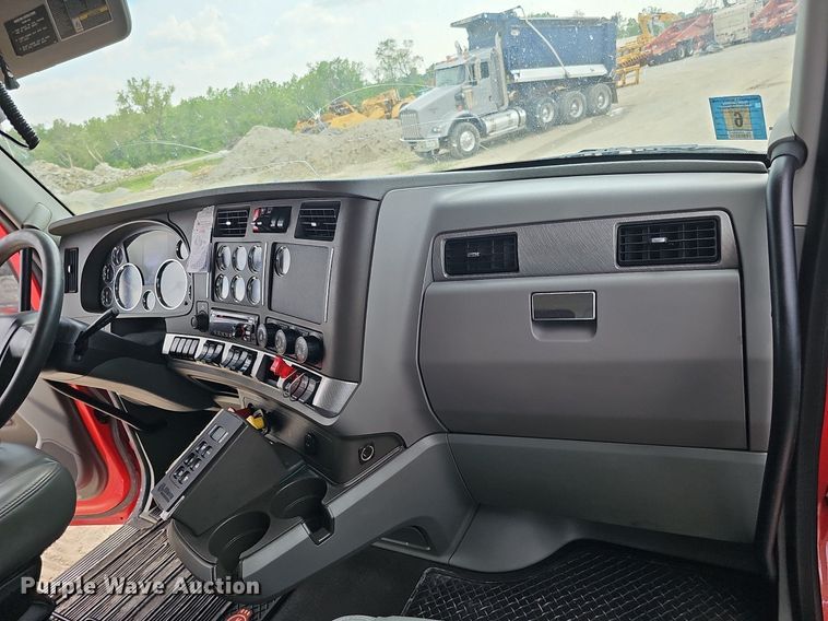 image for item DS6407 2015 Kenworth T880  dump truck