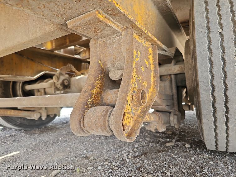 image for item DS6412 2000 Trail King TK40LP  equipment trailer