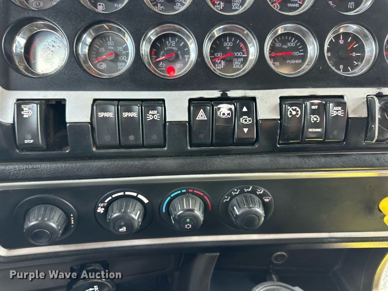 image for item DS6415 2016 Kenworth T800  dump truck