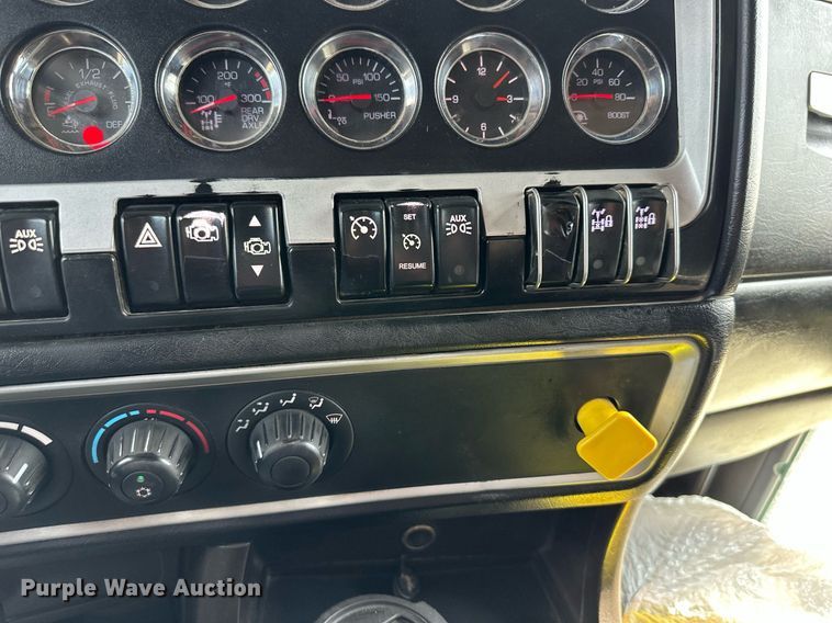 image for item DS6415 2016 Kenworth T800  dump truck