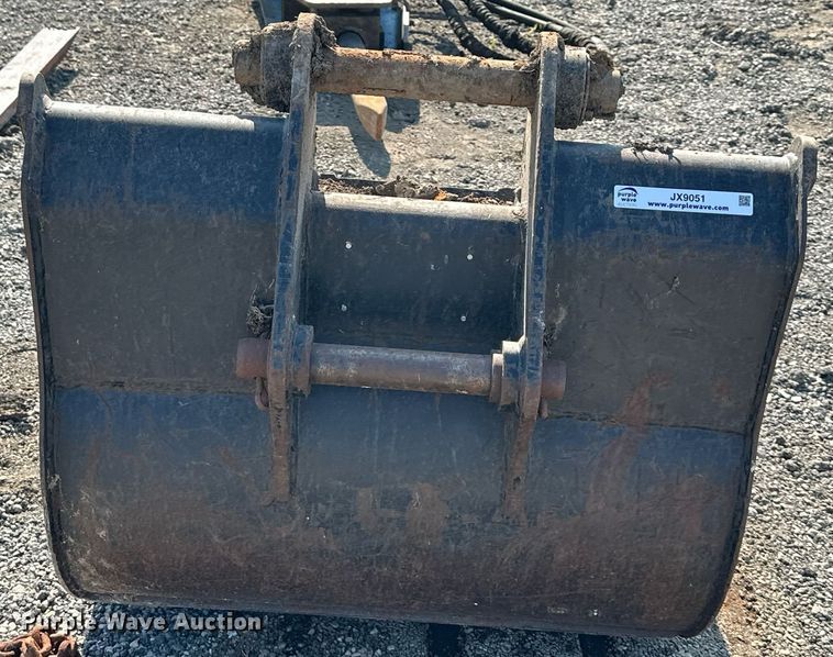 image for item JX9051 Caterpillar  36"W backhoe bucket