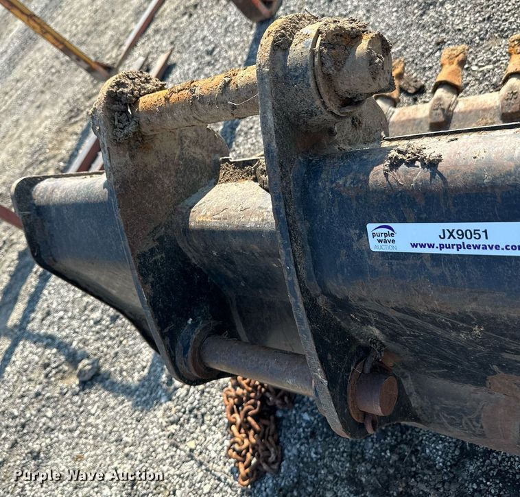 image for item JX9051 Caterpillar  36"W backhoe bucket